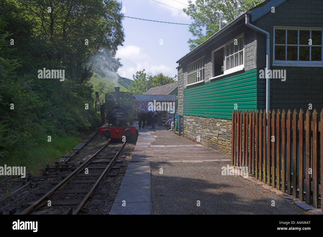 Talyllyn former avec les entraîneurs de l'époque victorienne à dolgoch falls station Banque D'Images