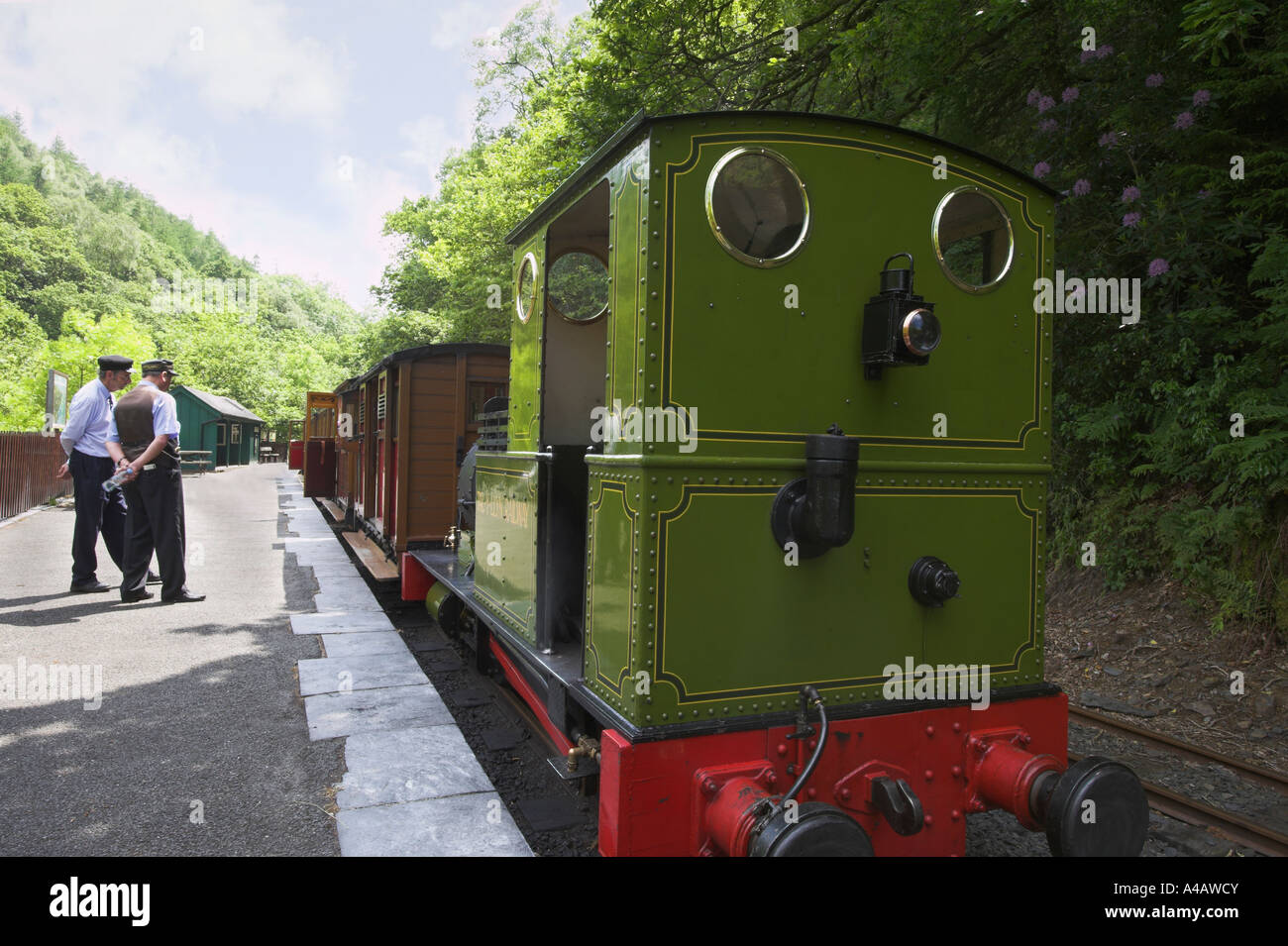 Talyllyn dolgoch train à vapeur et les entraîneurs de l'époque victorienne à dolgoch falls station Banque D'Images