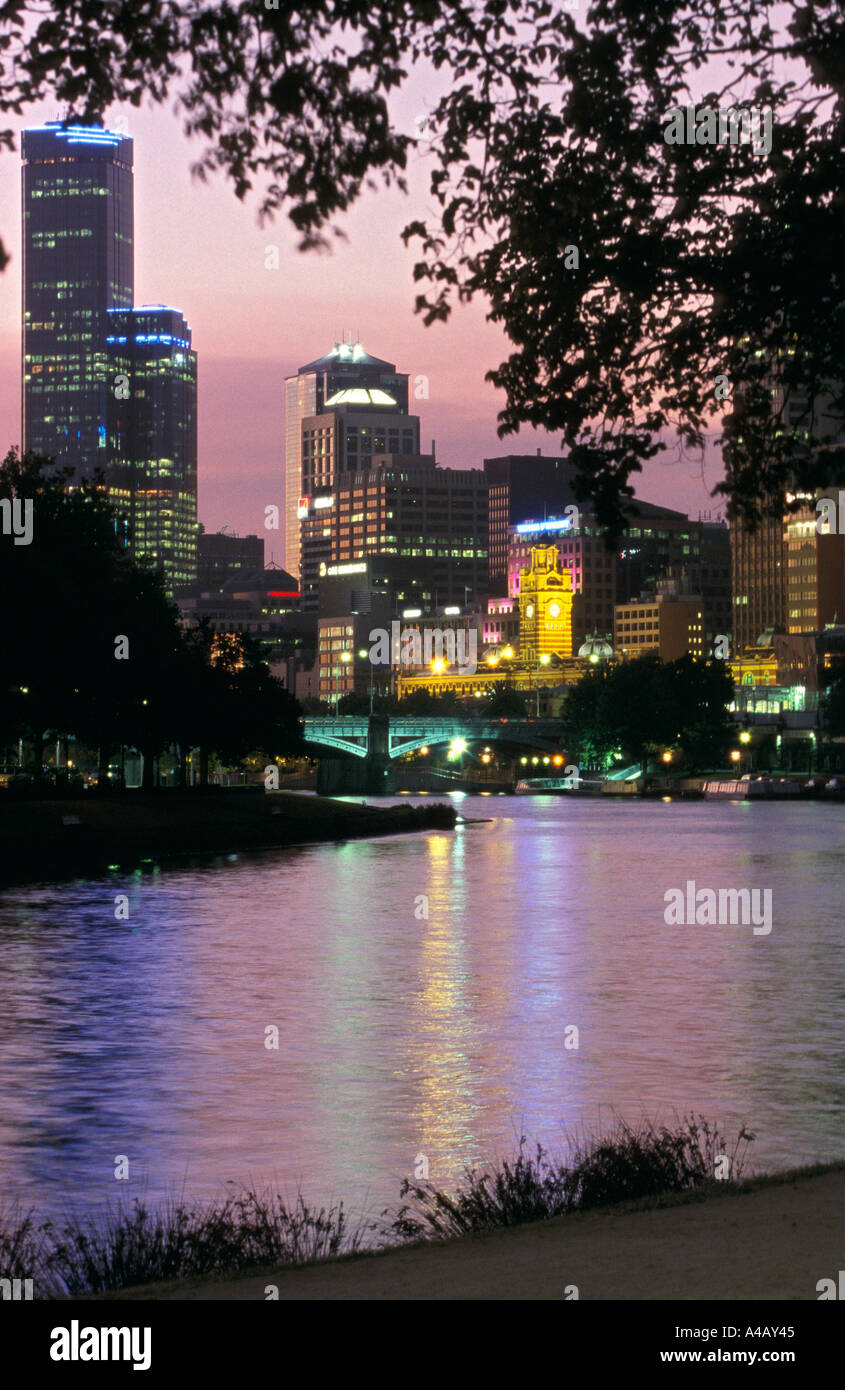 Afficher le long de la rivière Yarra de Birrarung Marr de CBD, Melbourne, Victoria, Australie,, vertical, Banque D'Images