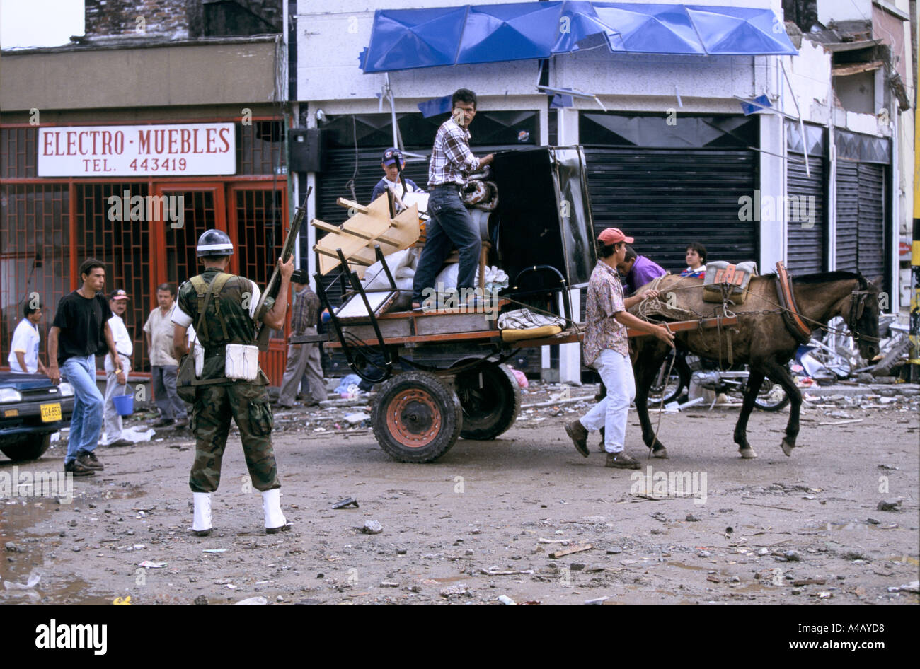 Tremblement de terre en Colombie 1999 - survivants utiliser un cheval et un chariot pour transporter des biens récupérés en Arménie Banque D'Images