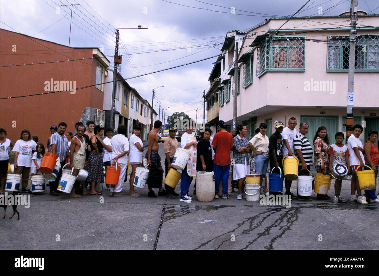 Tremblement de terre en Colombie 1999 - Personnes la queue pour une distribution de l'eau organisé par par les autorités de la ville en Arménie Banque D'Images