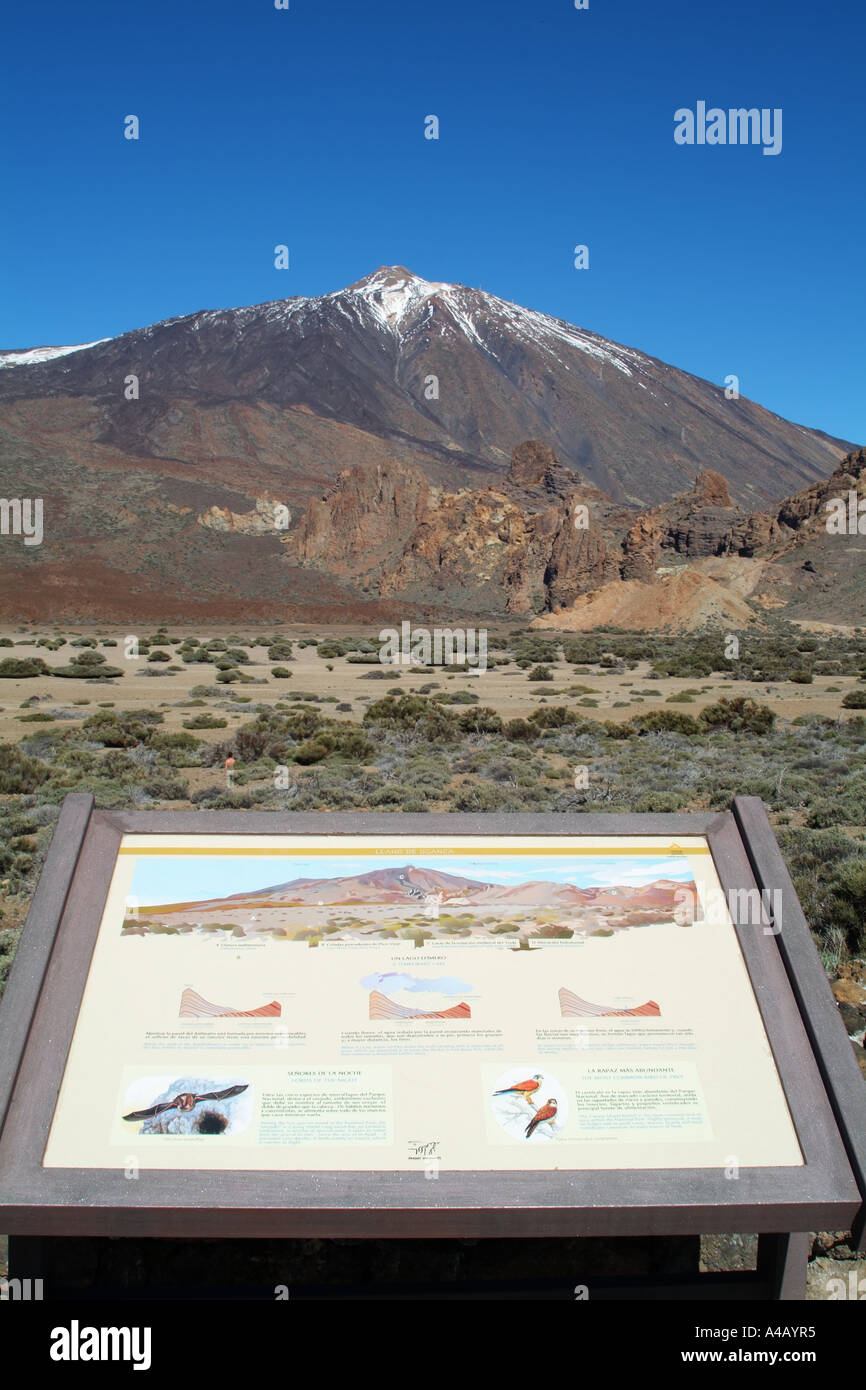 Le Parc National du Teide Tenerife Espagne Site de la signalisation et des sommets enneigés du Mont Teide Banque D'Images