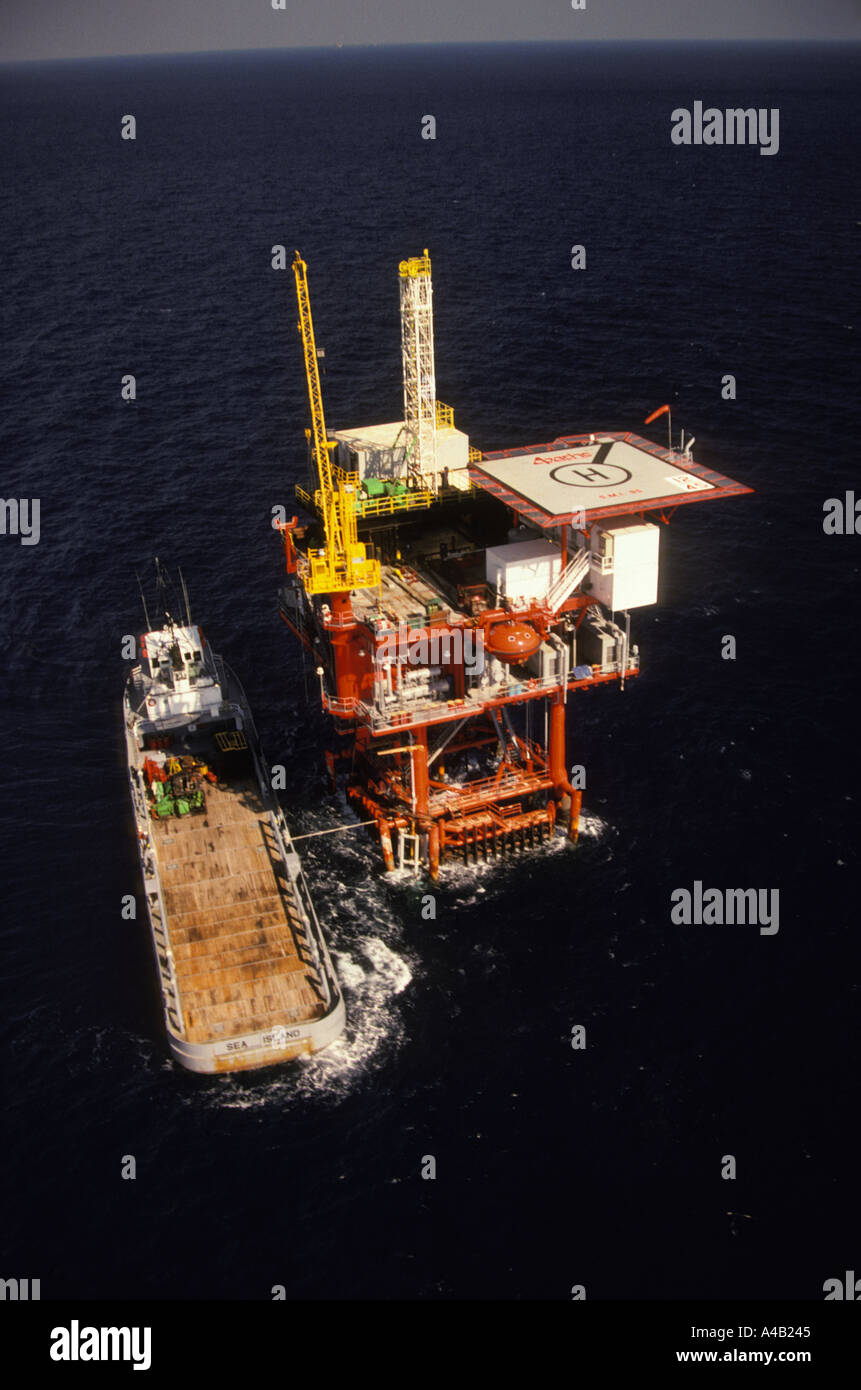 Vue aérienne de l'off shore Oil Rig et bateau dans le golfe du Mexique Banque D'Images