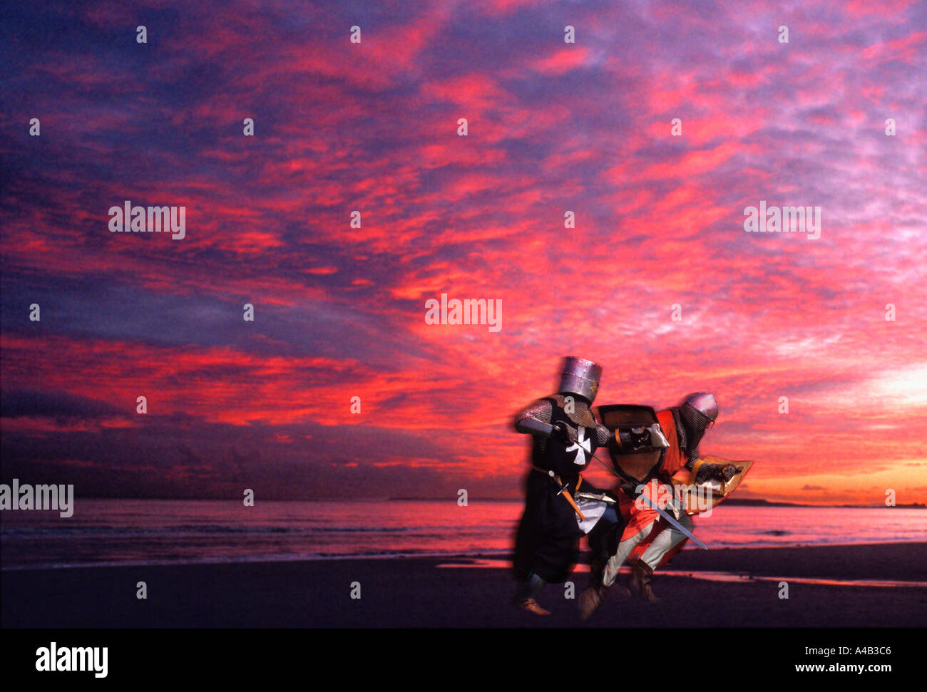 Deux chevaliers. Célèbre bataille lutte sur plage avec coucher de soleil rouge sang. Pour un usage éditorial uniquement. Banque D'Images