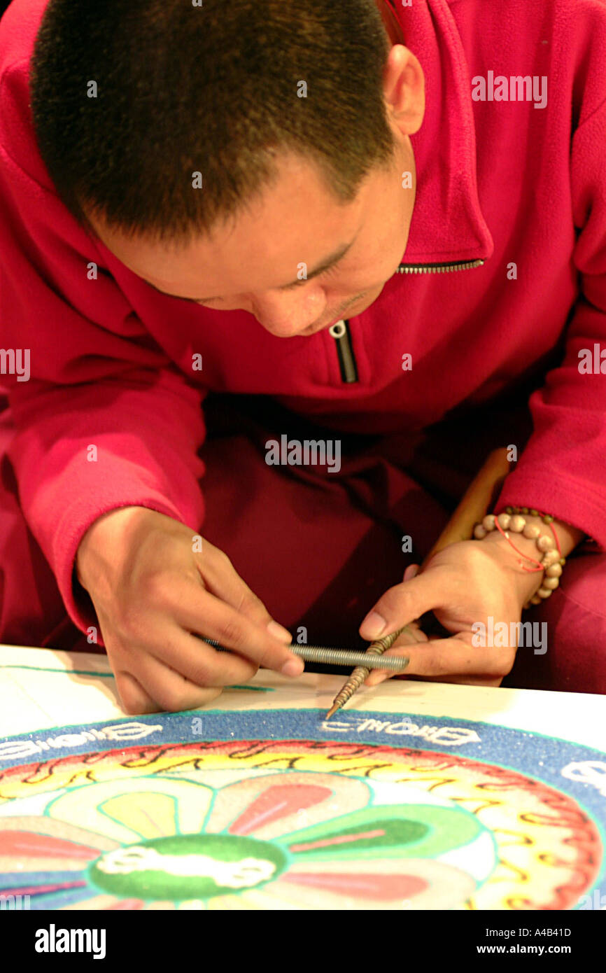 Moine tibétain travaillant sur un mandala Banque D'Images
