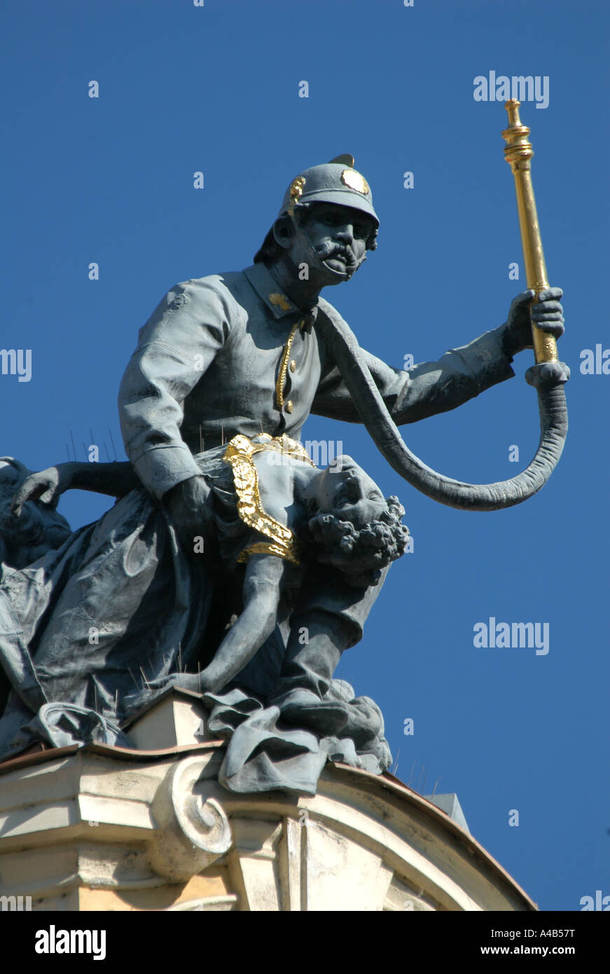 Pompier de l'enregistrement d'une victime d'incendie. Statue de Bohuslav Schnirch sur l'Pražská městská pojišťovna dans la place de la Vieille Ville à Prague, en République tchèque. Banque D'Images