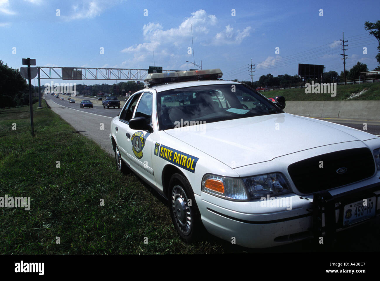 Voiture de police. Kansas City, MO, USA. Garé sur le côté de la route un accident de travail occupé sur autoroute. Banque D'Images