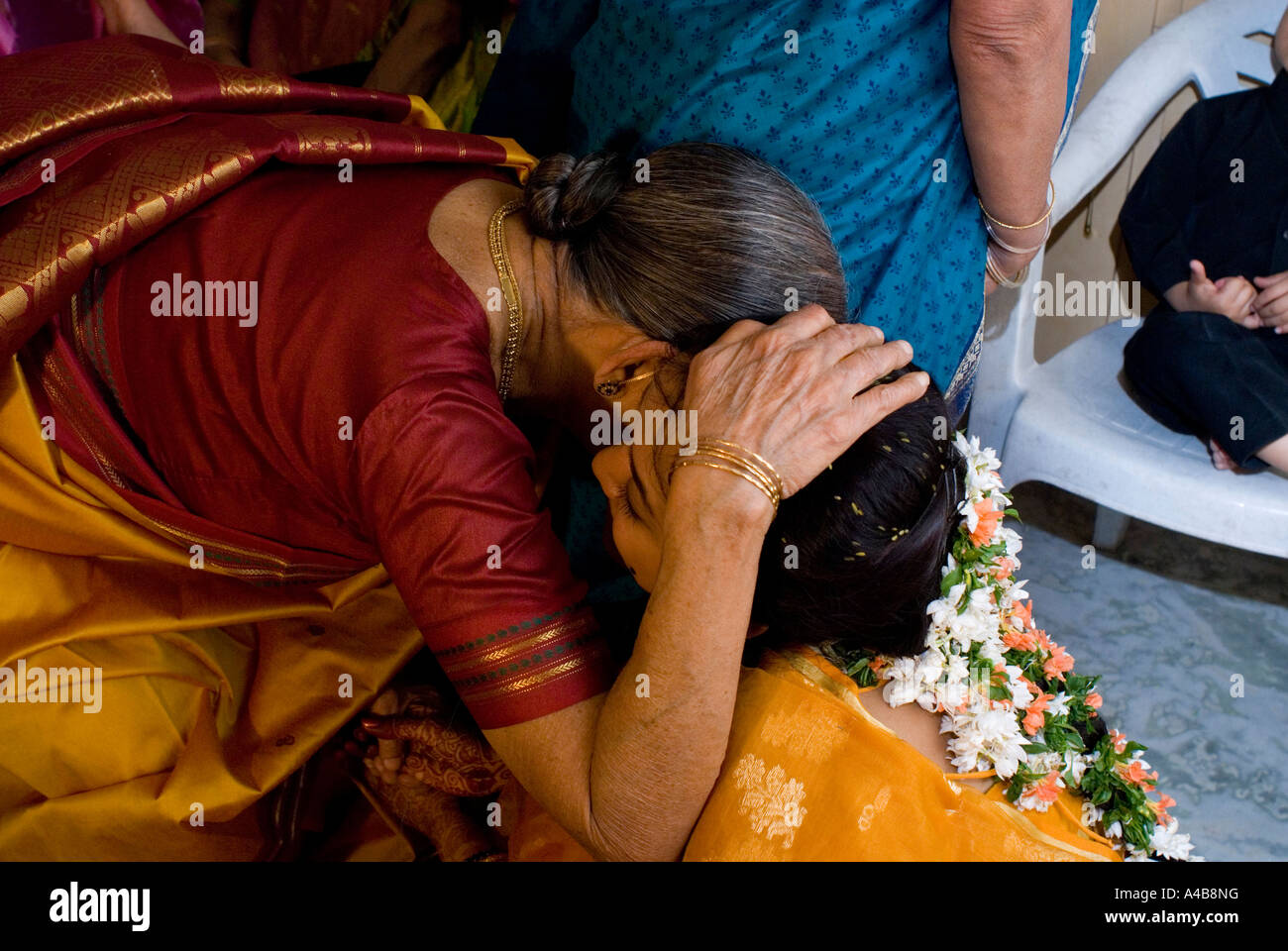 Image de mariée mariage hindou traditionnel recevoir des bénédictions de femmes de la famille à Hyderabad Inde Banque D'Images