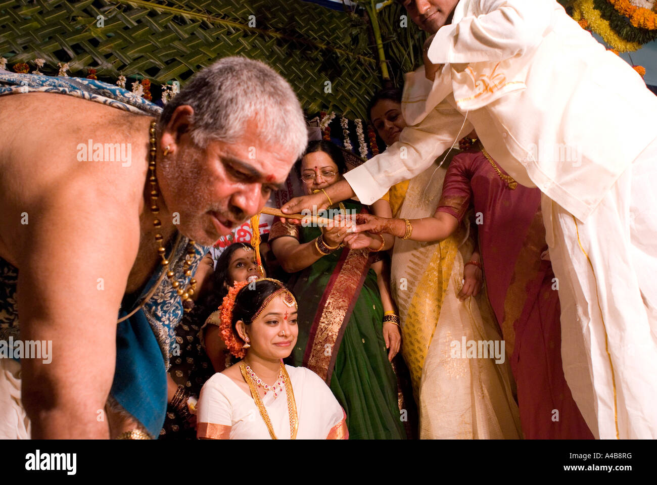 Image de mariage hindou traditionnel à Hyderabad en Inde comme un prêtre Brahmane épouse oindre Banque D'Images