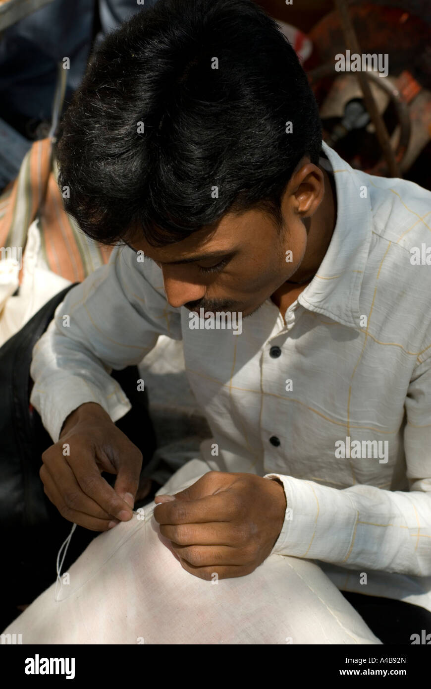 Image d'un homme hindou faisant un paquet de linge pour le courrier dans l'Inde Hyderabagd Banque D'Images