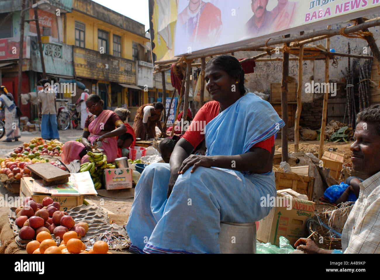 Image du village tribal Dalit women vente de légumes et de fleurs à un marché près de Chennai Tamil Nadu Inde Banque D'Images