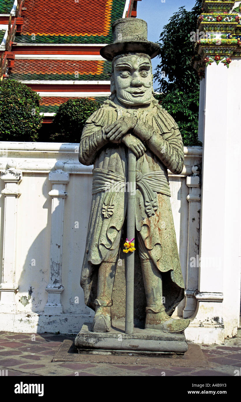 Thaïlande, Bangkok, Ko Ratanakosin, centre de Bangkok - statue à l'entrée de Wat Po. Banque D'Images