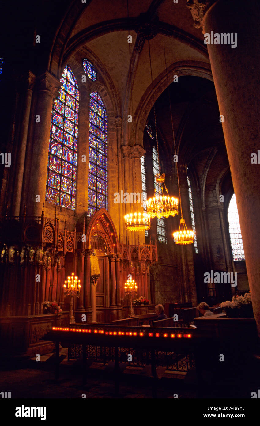 Les gens et allumé des bougies en cathédrale Chartres France Banque D'Images