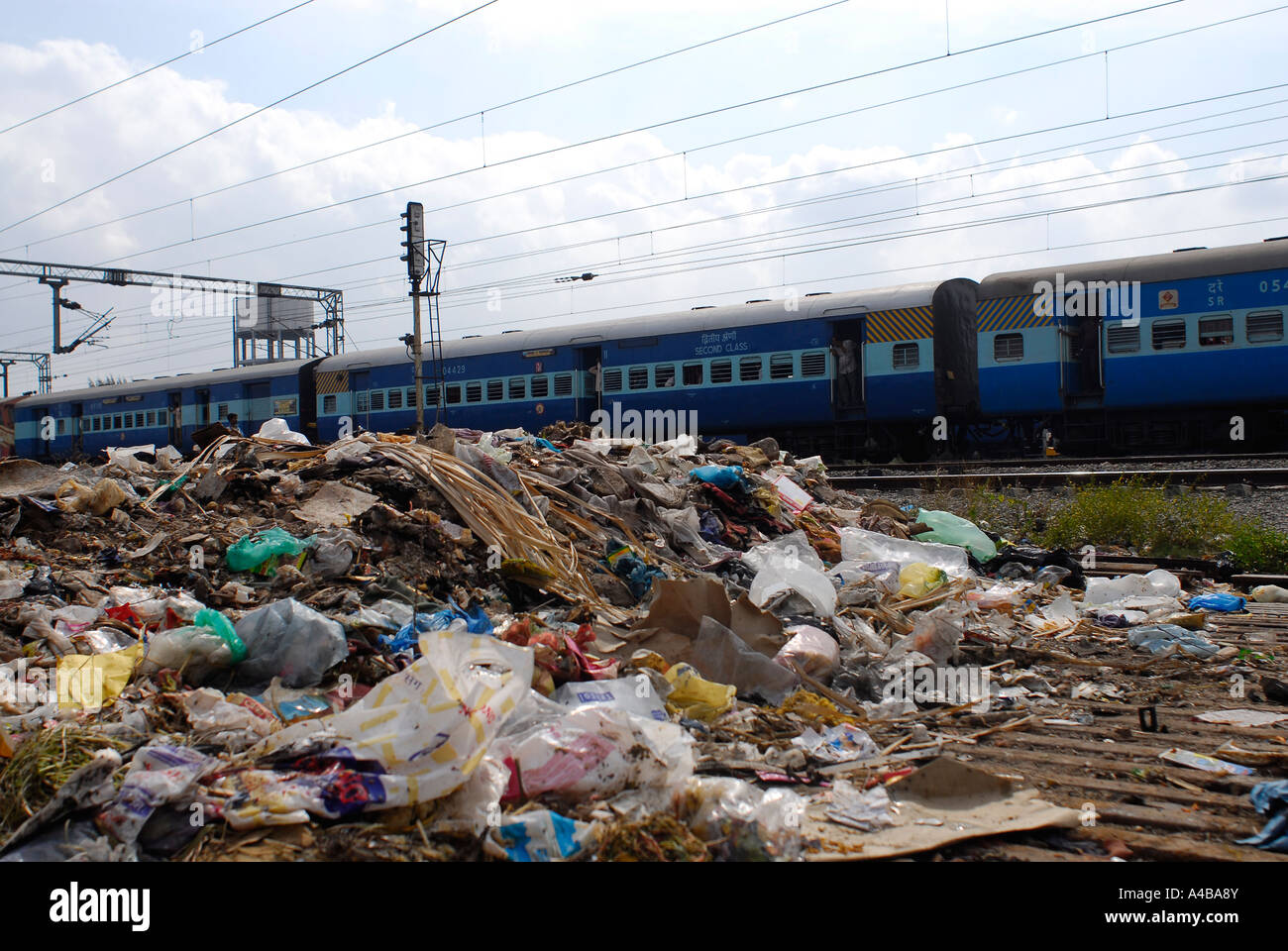 Image d'un bidonville de Chennai et les déchets sont jetés autour de lui et un train de voyageurs passe par Banque D'Images