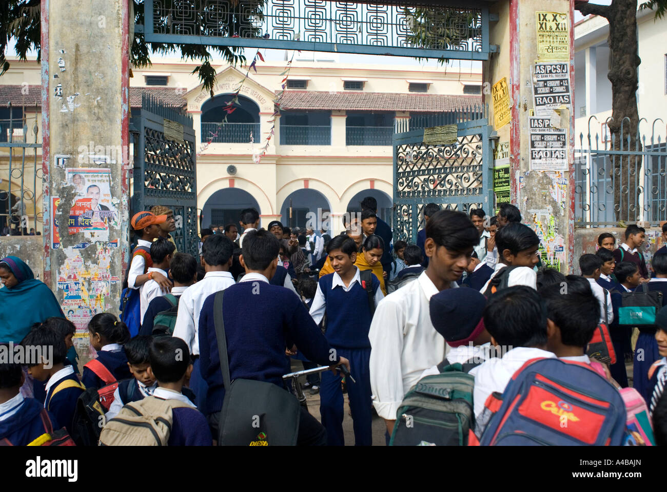 Image de l'école indienne d'enfants en uniformes bleus à l'extérieur de leur école à Varanasi Banque D'Images