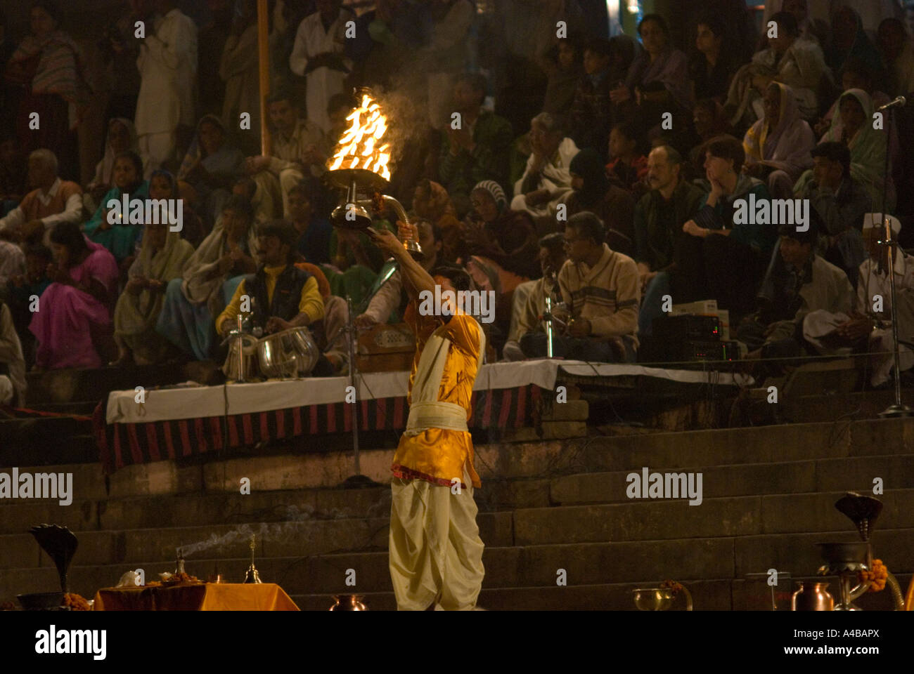 Image du festival des lumières sur les ghats du Gange à Varanasi de nuit en janvier Banque D'Images