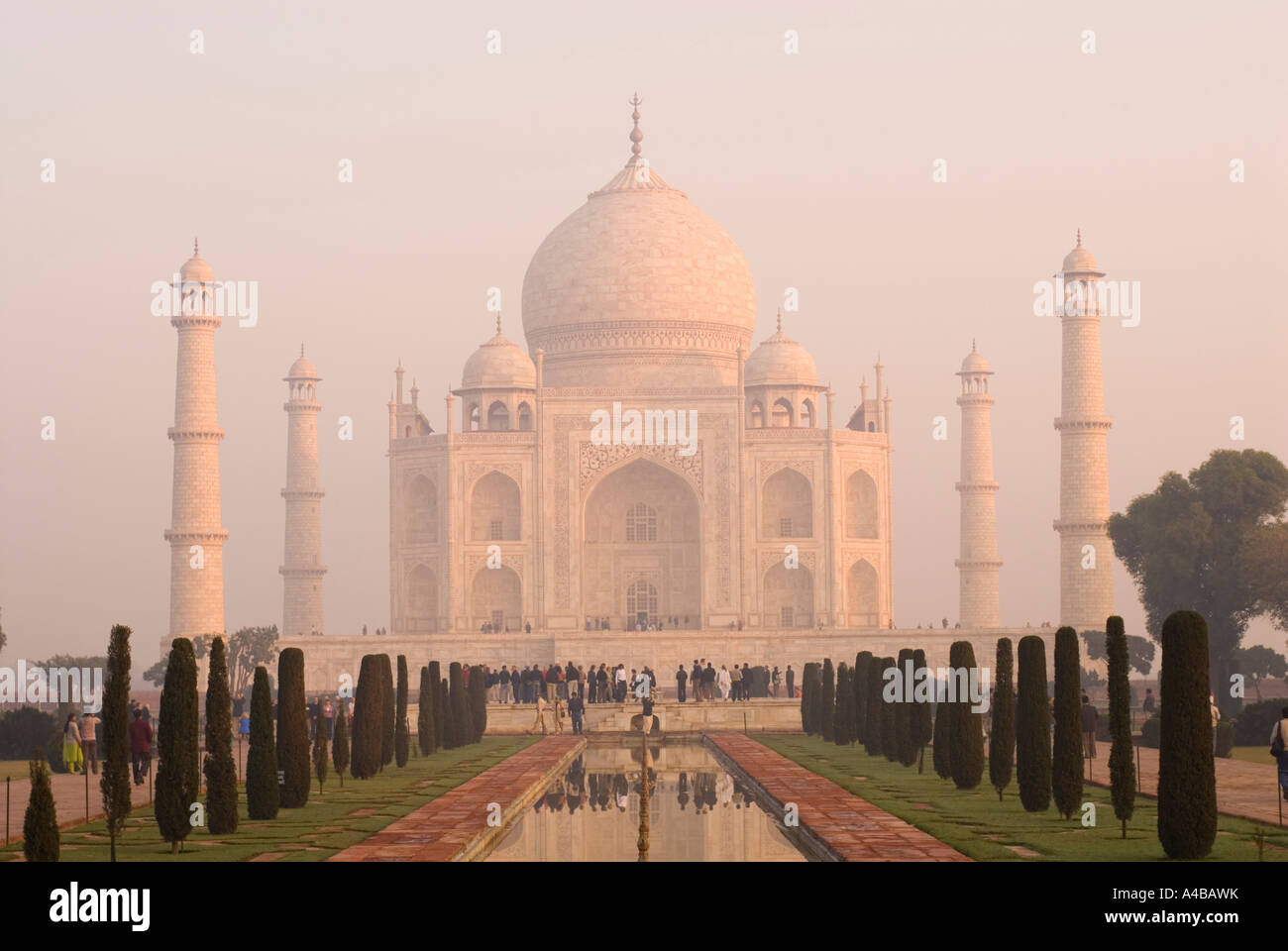 Image du Taj Mahal à Agra Inde au lever du soleil avec des réflexions dans la piscine Banque D'Images