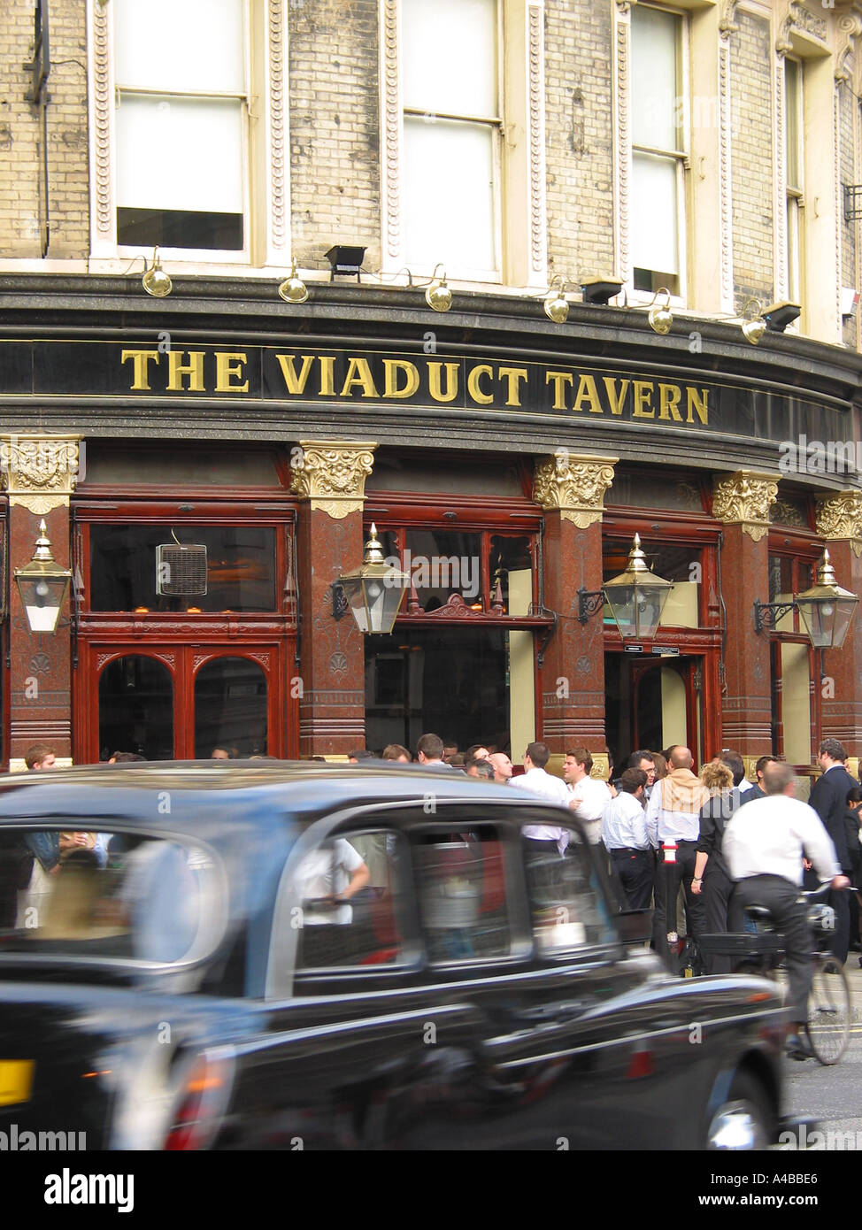 Les travailleurs de la ville qui profitent d'une bière après-travail, le Viaduct Tavern London Pub, Newgate Street, Londres, Angleterre, Royaume-Uni Banque D'Images