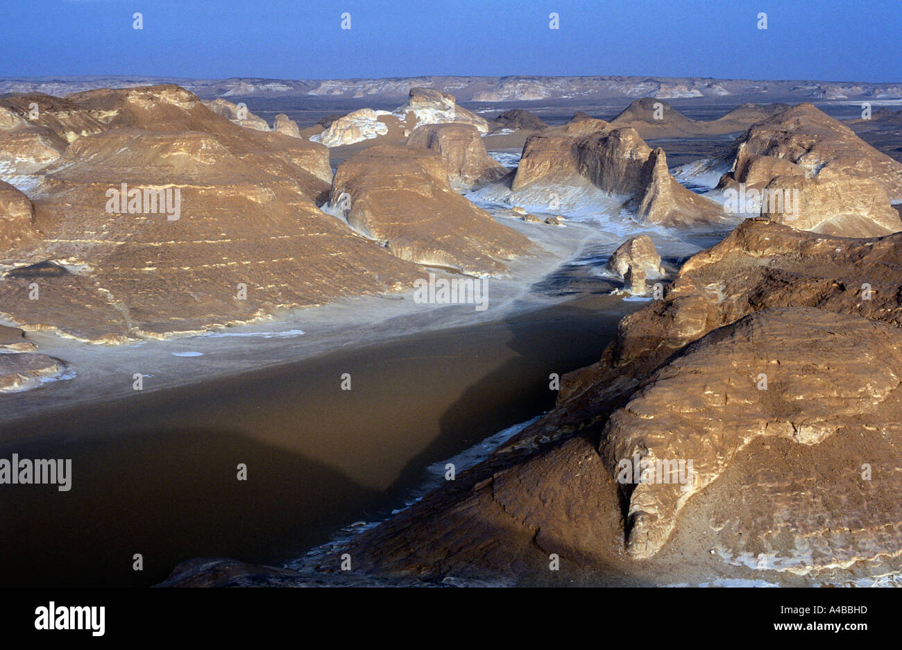 Le Sable Et Le Calcaire Dans L trange Paysage De El Agabat Valley le-sable-et-le-calcaire-dans-l-trange-paysage-de-el-agabat-valley