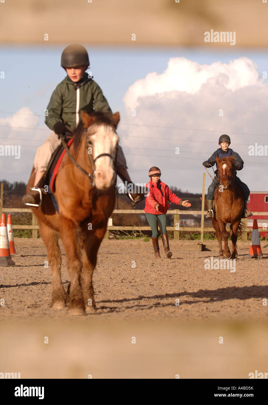 Un instructeur de l'ÉCOLE D'ENSEIGNEMENT LES À SE RENDRE À UNE ÉCOLE D'ÉQUITATION SOMERSET UK Banque D'Images