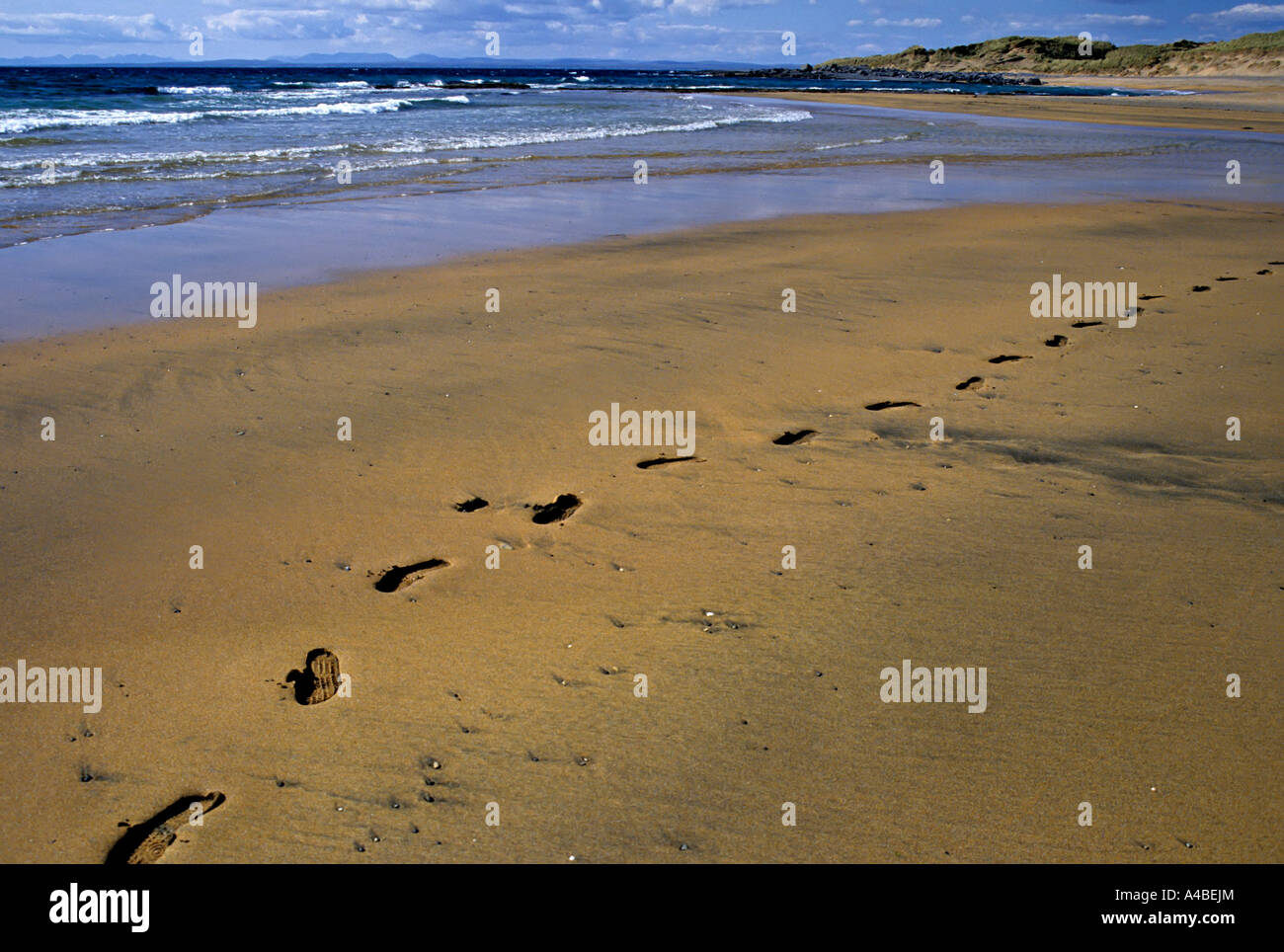 Ligne d'empreintes sur l'ouest de l'Irlande Galway Nombre de plage Banque D'Images