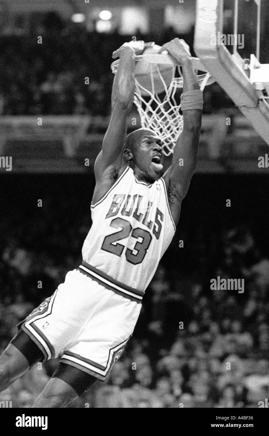 Chicago Bulls et star de la NBA Michael Jordan pour animaux le basket-ball pendant un match en 1988 Banque D'Images