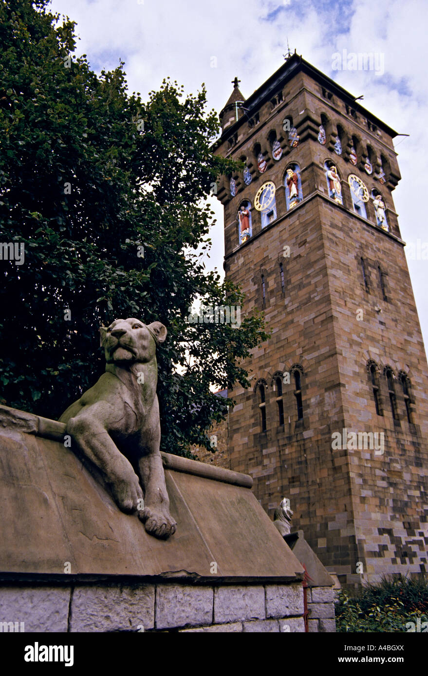 Lion sur le mur de l'animal et le château de Cardiff Cardiff Wales UK Banque D'Images