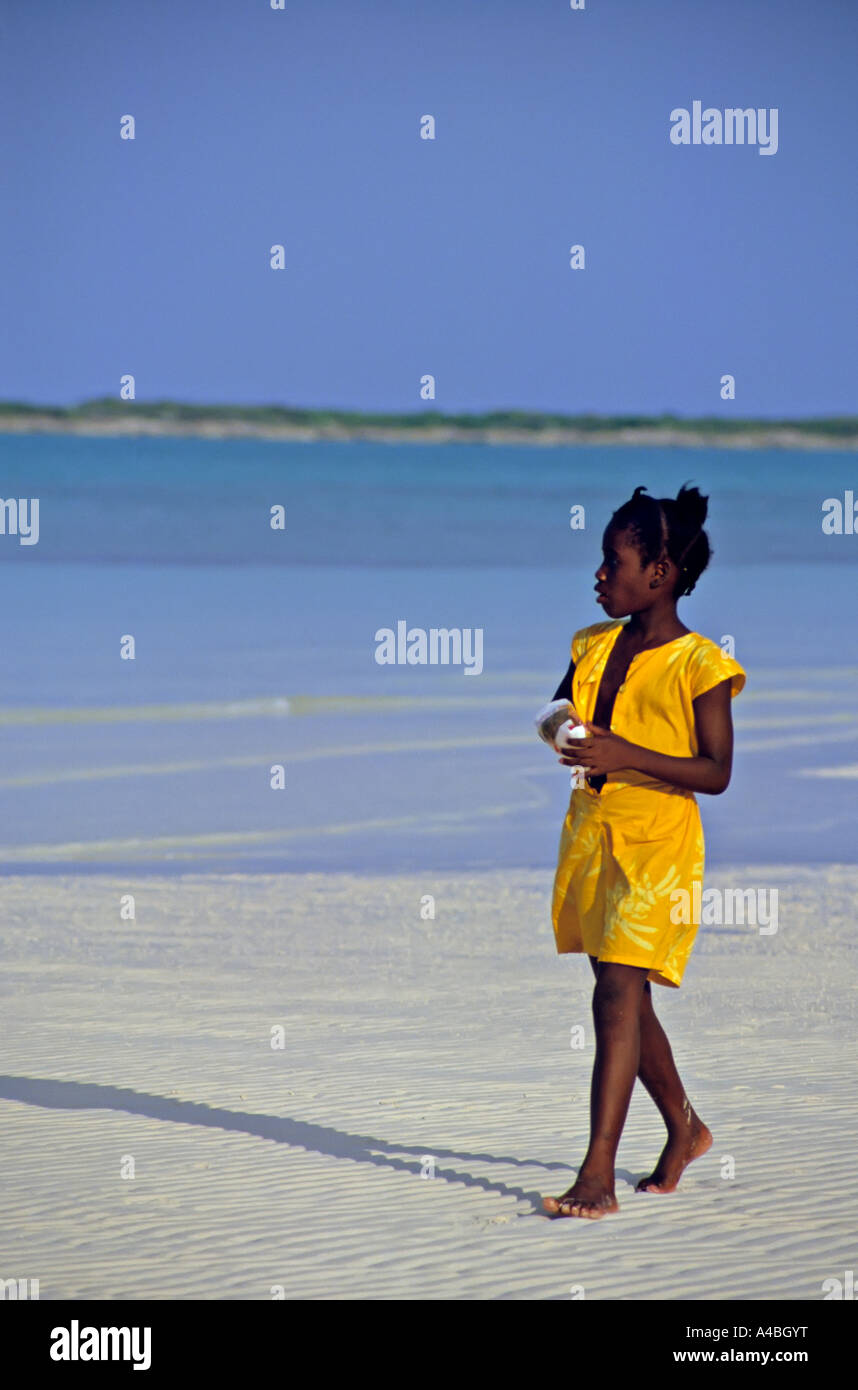 Fille avec robe jaune marche pieds nus sur la plage de l'île d'Andros ...