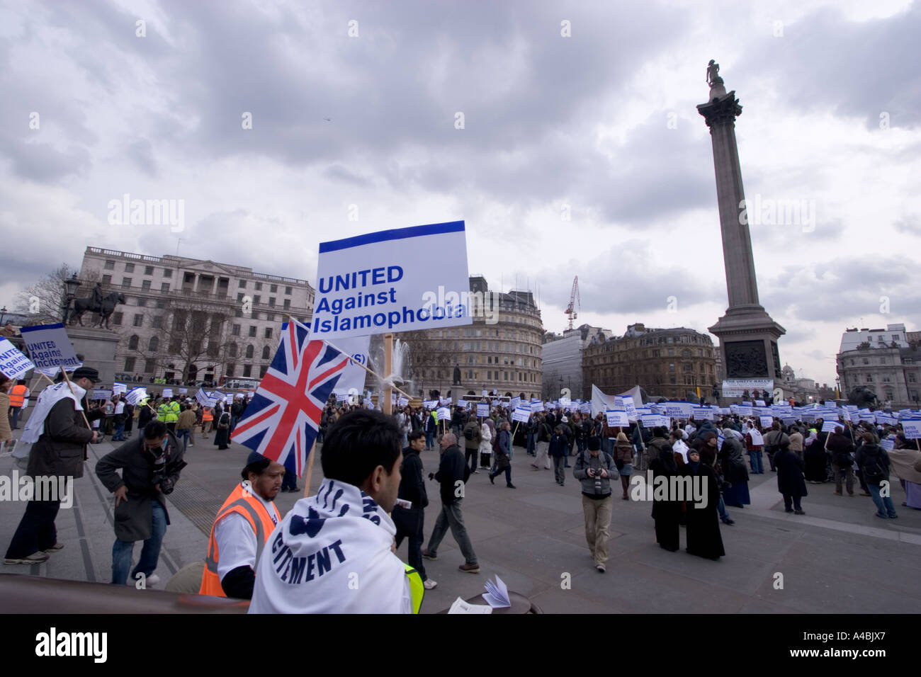 Des manifestants islamiques se réunissent sur la place Trafalgar pour manifester contre l'islamophobie après la publication d'une caricature danoise dans Jyllands Posten Banque D'Images