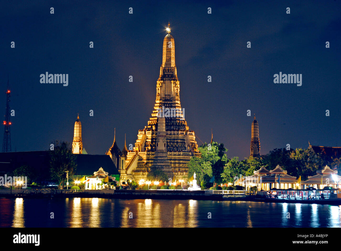 Wat Arun dans la nuit par la rivière Chao Phraya à Bangkok en Thaïlande Banque D'Images