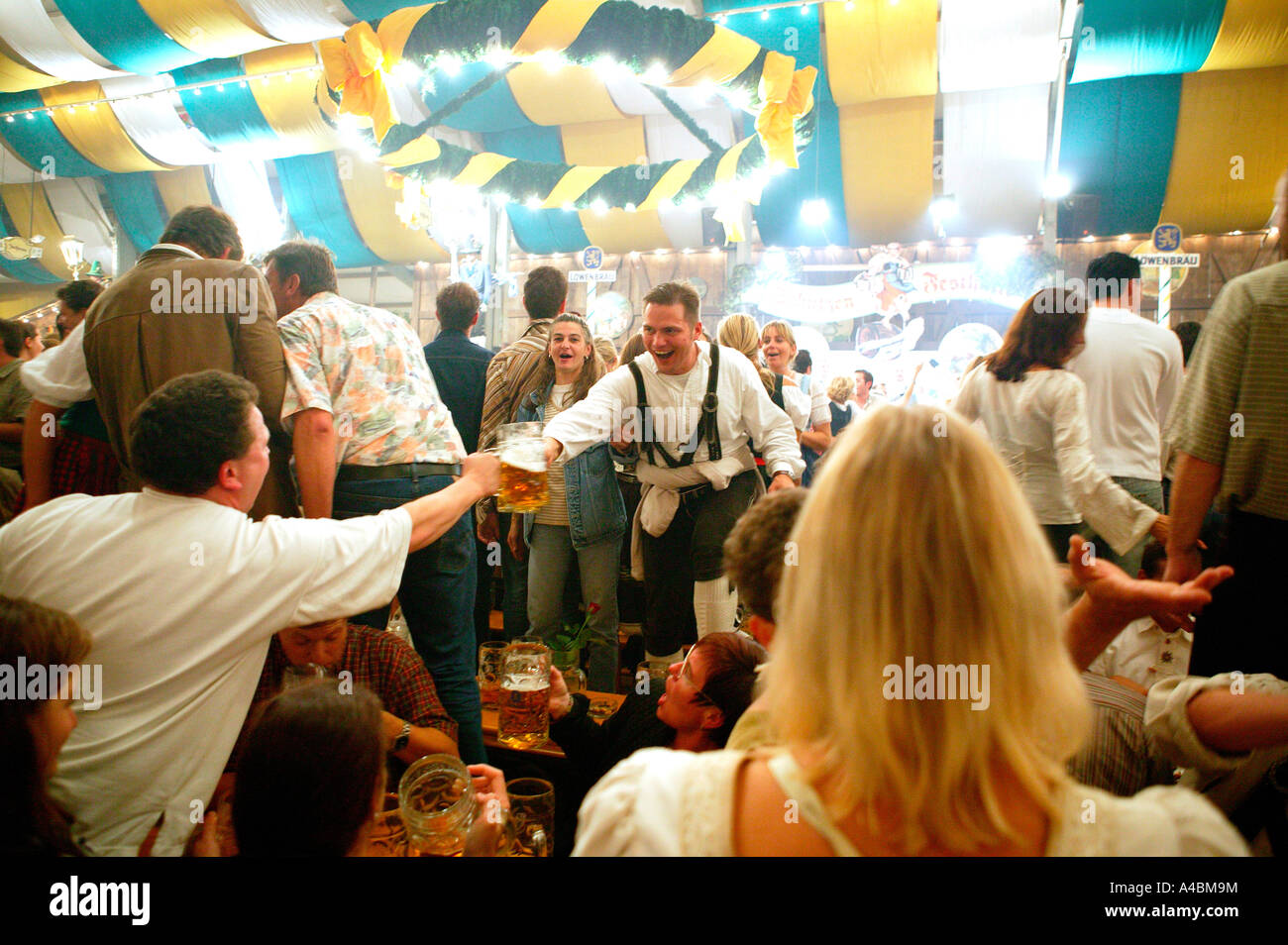 Froehliche Menschen im Bierzelt Oktoberfest, Munich, gens heureux en tente à bière Oktoberfest de Munich Banque D'Images