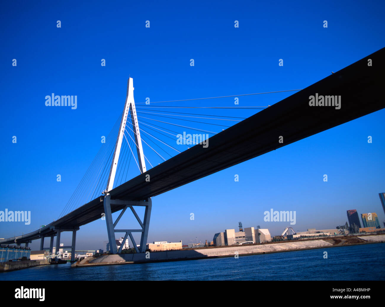 Pont de l'autoroute de l'autre côté de la rivière Aji, Osaka, Japon Banque D'Images