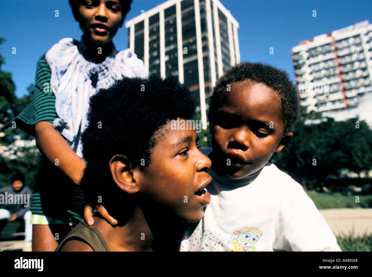 Les enfants des rues de Rio de Janeiro jina 15 perera 6 et 4 juin ont vécu dans un parc à Ipanema pour une année 1991 Banque D'Images