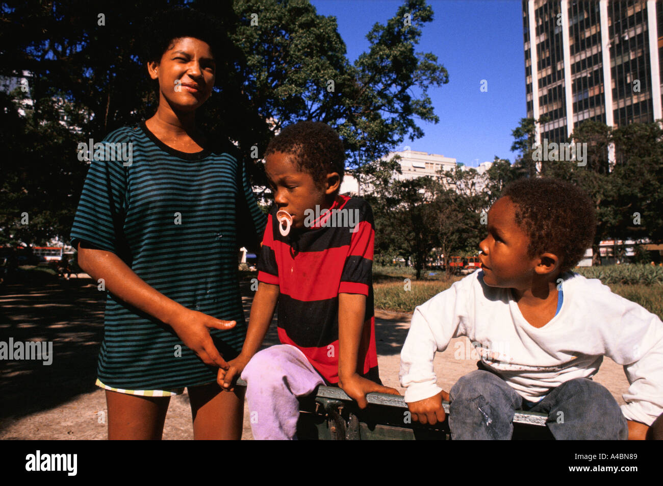 Les enfants des rues de Rio de Janeiro jina 15 perera 6 et 4 juin ont vécu dans un parc à Ipanema pour une année 1991 Banque D'Images