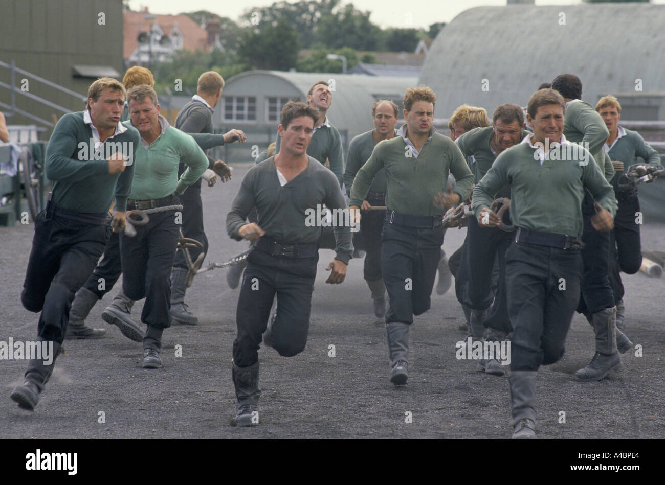 Les canonniers de la Fleet Air Arm TRAIN POUR LE TOURNOI ROYAL LES CANONNIERS DE LA CONCURRENCE À LEUR BASE À LEE LE SOLENT. Banque D'Images
