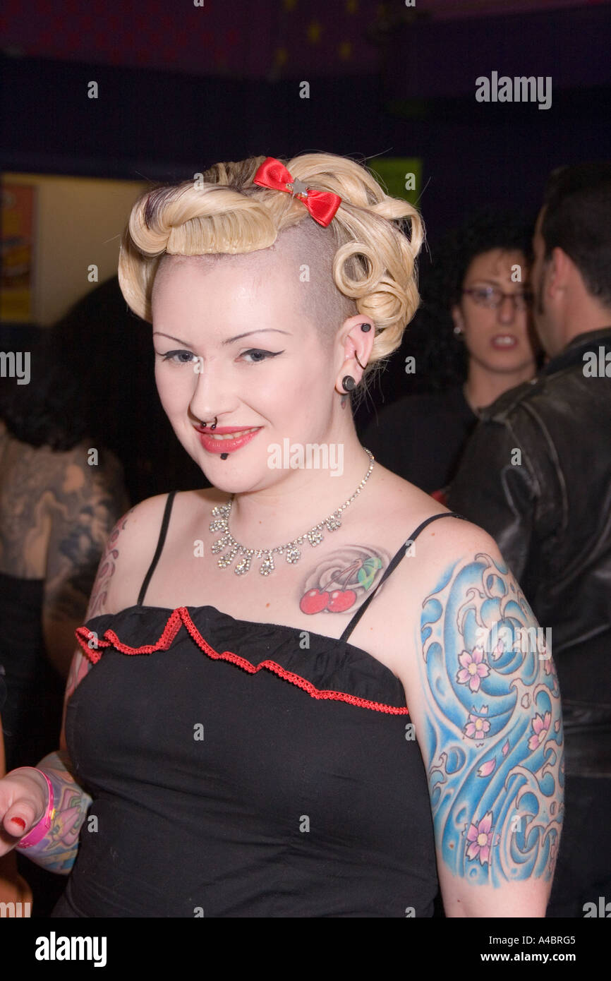 Girl affiche autre mode rétro, hairstyle et 'Accessoires' au rock 'n' roll  festival Photo Stock - Alamy