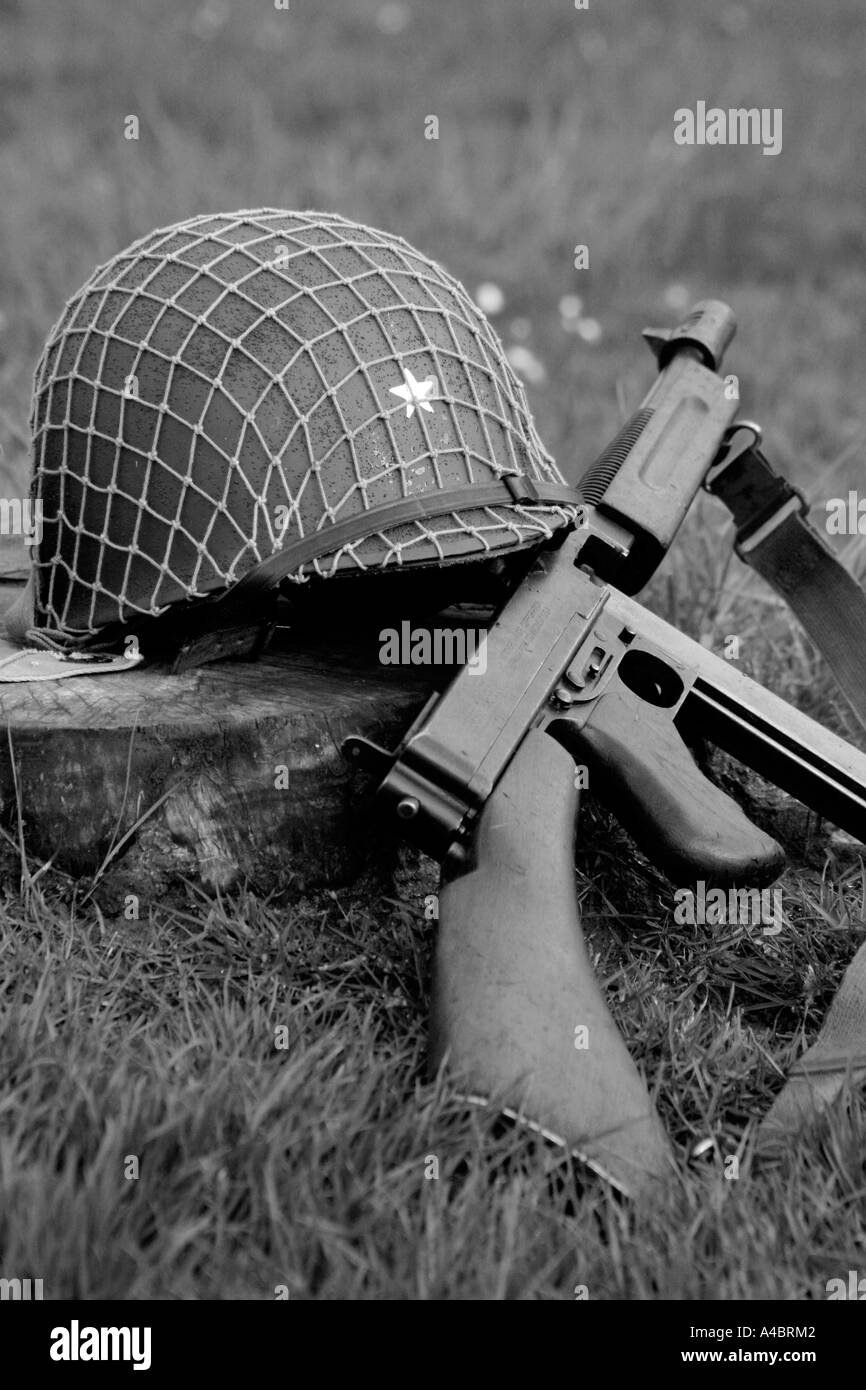 La Seconde Guerre Mondiale US army casque et mitraillette Thompson Banque D'Images