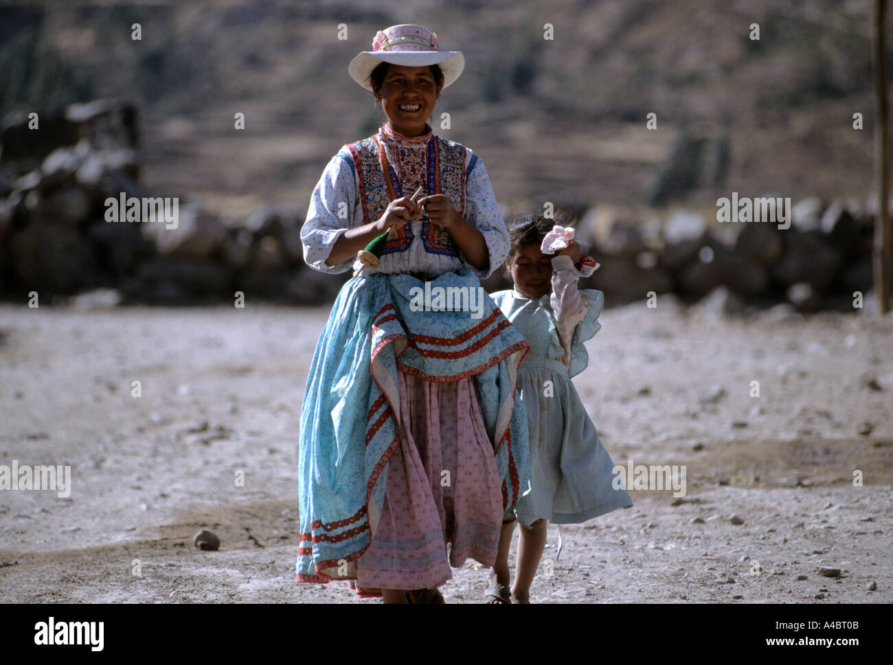 Achoma, Pérou. Femme en costume traditionnel avec gilet brodé avec sa fille  Photo Stock - Alamy