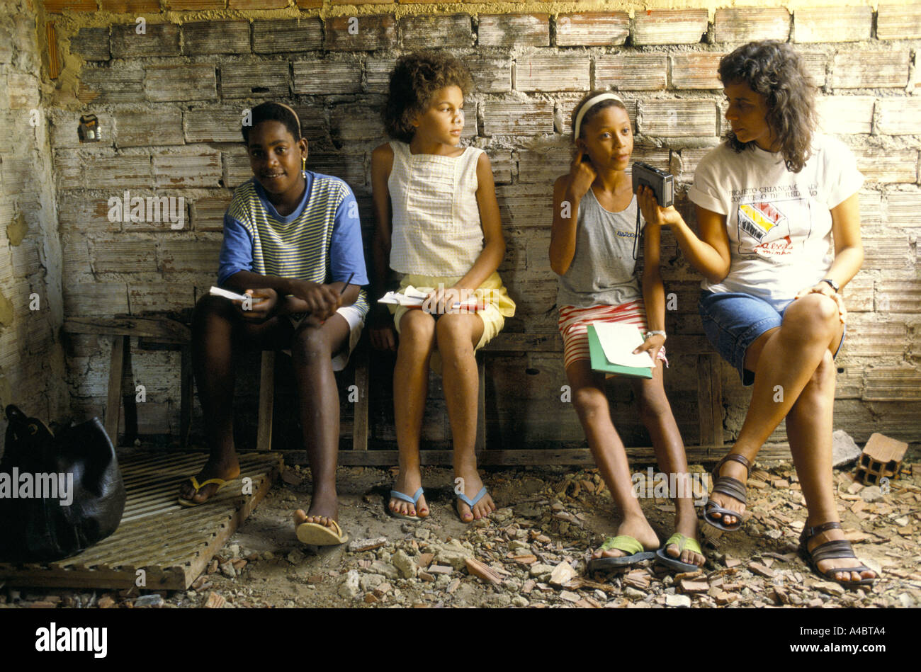 CANTINA DE LEITURA COMMUNITY SCHOOL ENFANTS INTERVIEWÉS POUR LES PADIO À MOITIÉ FINI bâtiment scolaire, BRÉSIL, RECIFE 1991 Banque D'Images