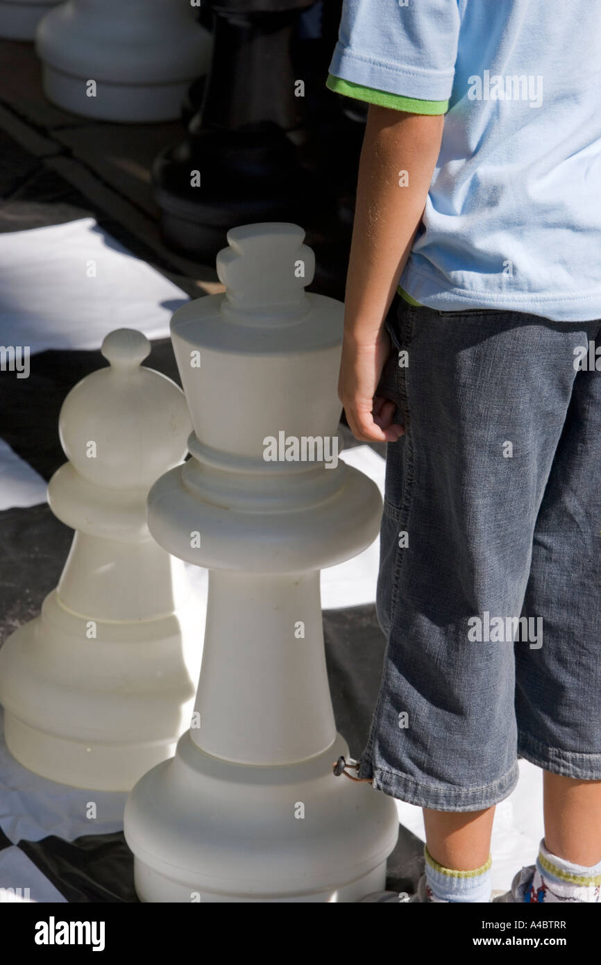 Petit garçon debout dans les pièces des échecs, échecs en plein air, la concurrence Aste Nagusia, Fiesta Plaza Arenal, Bilbao Banque D'Images