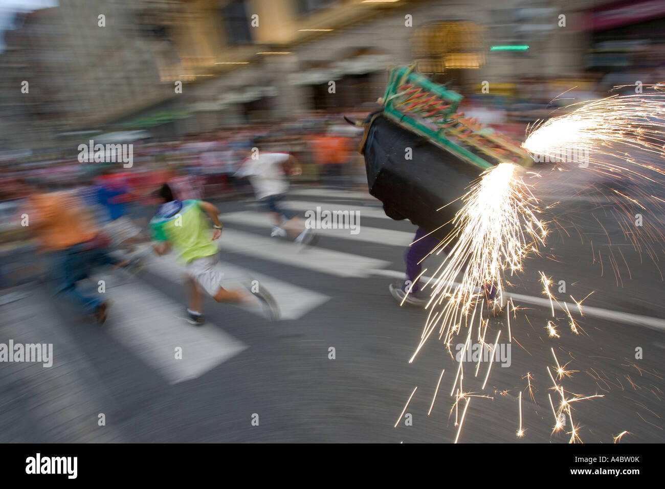 Les enfants s'enfuir de la toro de fuego (Bull d'incendie), Aste Nagusia, Fiesta Plaza Arenal, Bilbao, Pays Basque, Espagne Banque D'Images