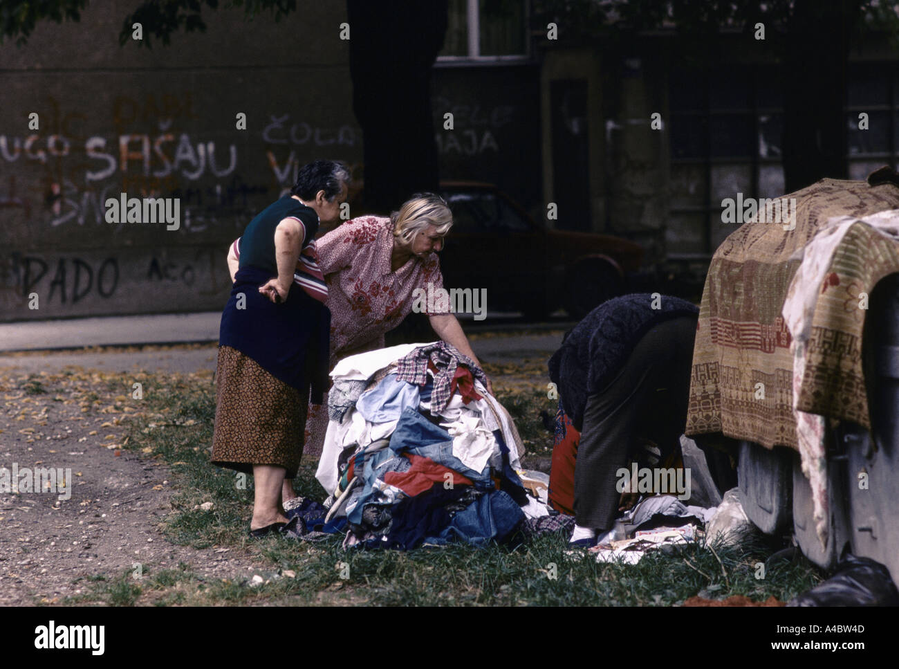 Greivica sous contrôle serbe, Sarjevo : Les gens fouillent les vêtements laissés par les personnes qui ont déjà fui, Sept 1992 Banque D'Images