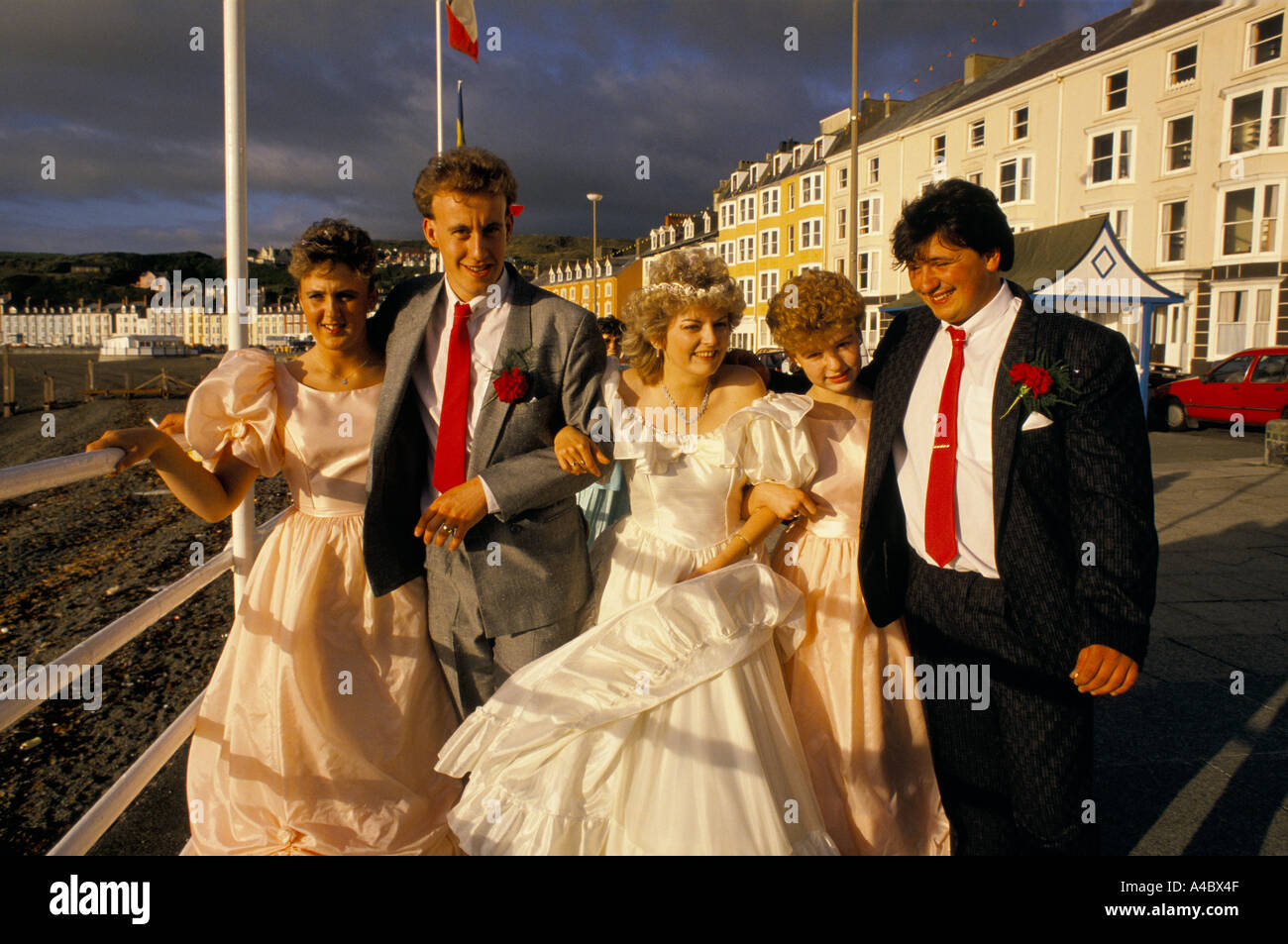 MARIÉE, MARIÉE ET AMIS EN DEHORS DE LA RÉCEPTION DE MARIAGE SUR LE FRONT DE MER`, Banque D'Images