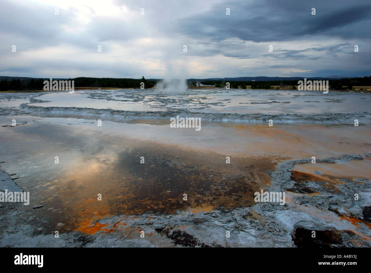 Grande Fontaine geyser, le parc national de Yellowstone, Wyoming Banque D'Images