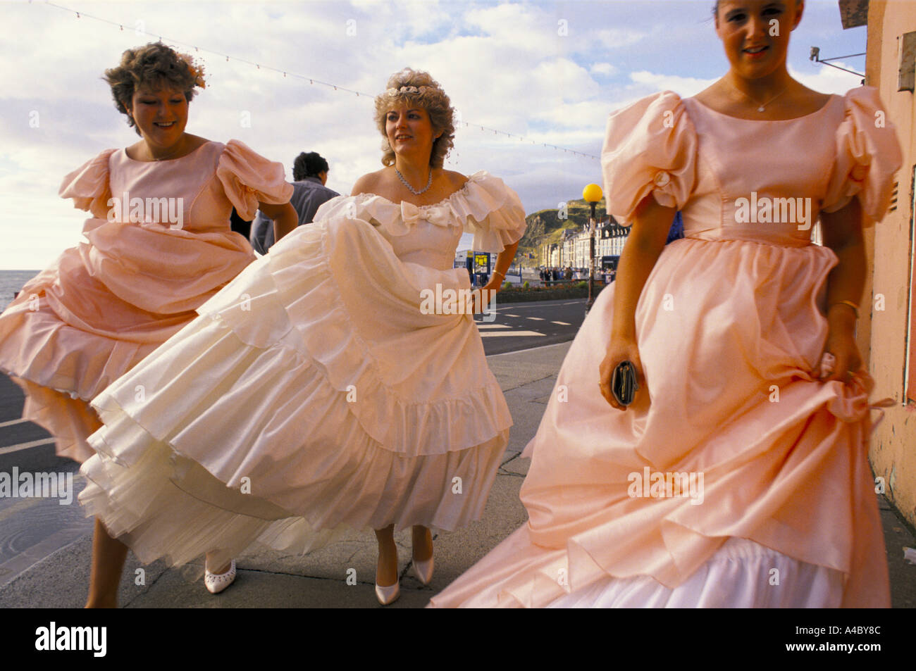MARIÉE ET DEMOISELLES D'HONNEUR LE JOUR DU MARIAGE, Banque D'Images