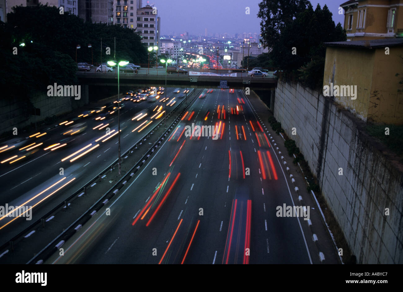 Sao Paulo, Brésil. Soirée le trafic sur le périphérique intérieur Photo  Stock - Alamy