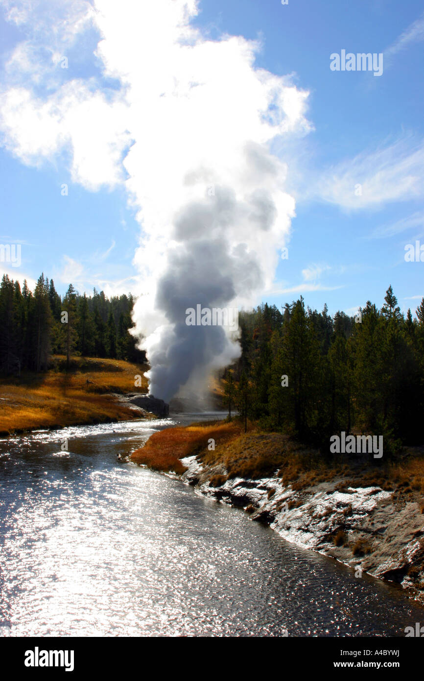 Riverside geyser, le parc national de Yellowstone, Wyoming Banque D'Images