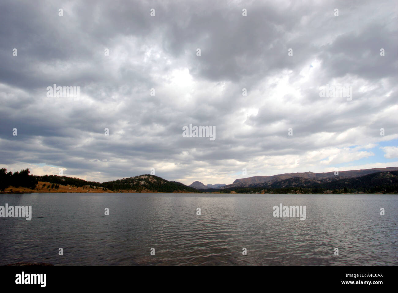 Lac de l'île au large de l'autoroute beartooth, forêt nationale de Shoshone, Wyoming Banque D'Images