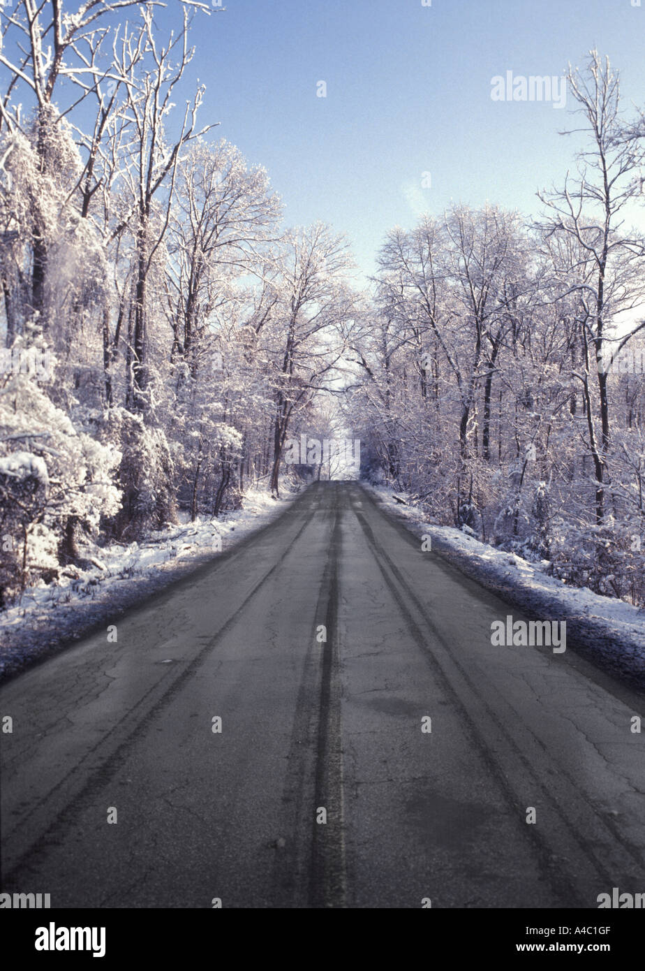Neige fraîche sur les routes rurales Pays ensoleillée matin d'hiver Banque D'Images