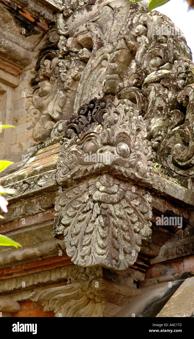 Ornements en pierre de contreforts, son entrée dans la cour et la passerelle au Palais Royal d'Ubud, Bali Indonésie Banque D'Images